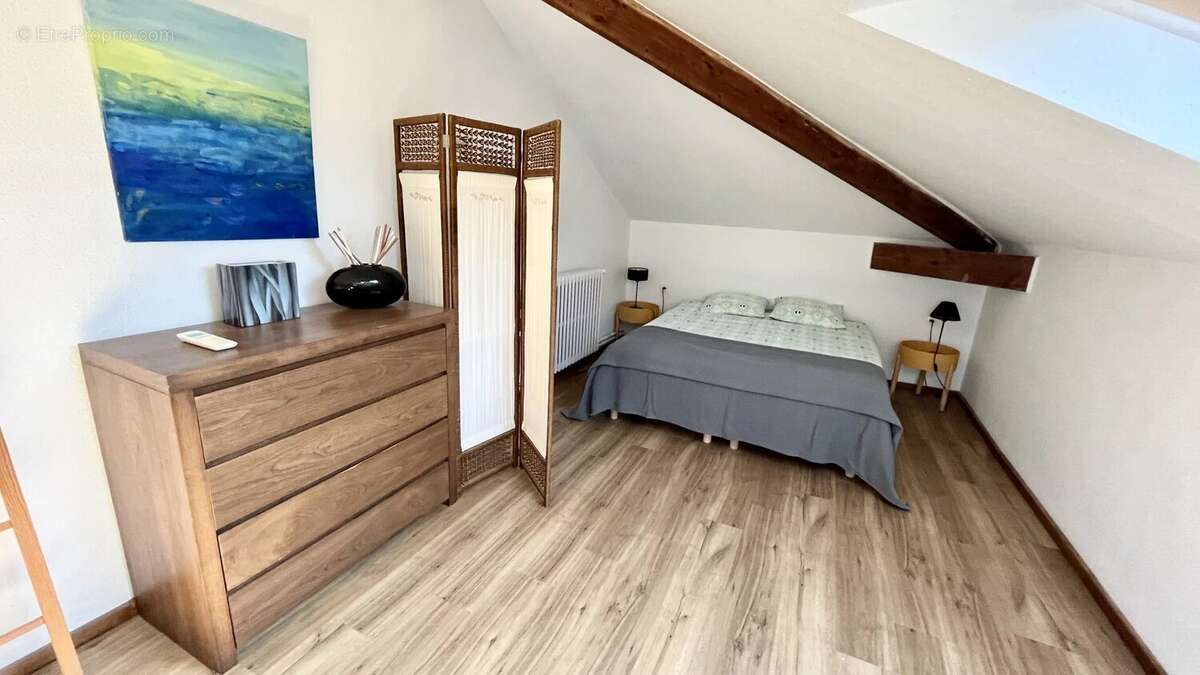 Maison à ENTRAIGUES-SUR-LA-SORGUE