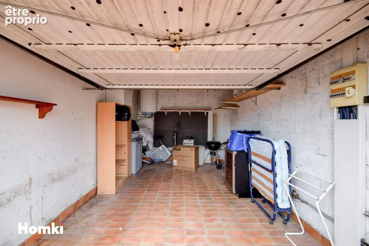 Villa de type 4 jumelee d'un cote avec 2 terrasses un jardin et garage - photo 18