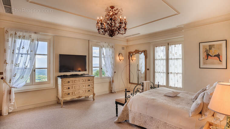 Maison à CHATEAUNEUF-GRASSE