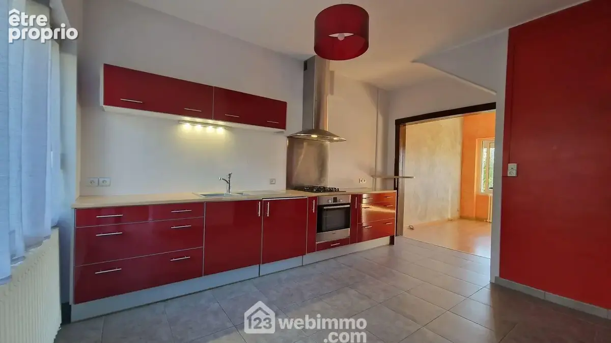 Une entrée mène vers la cuisine de 13 m²