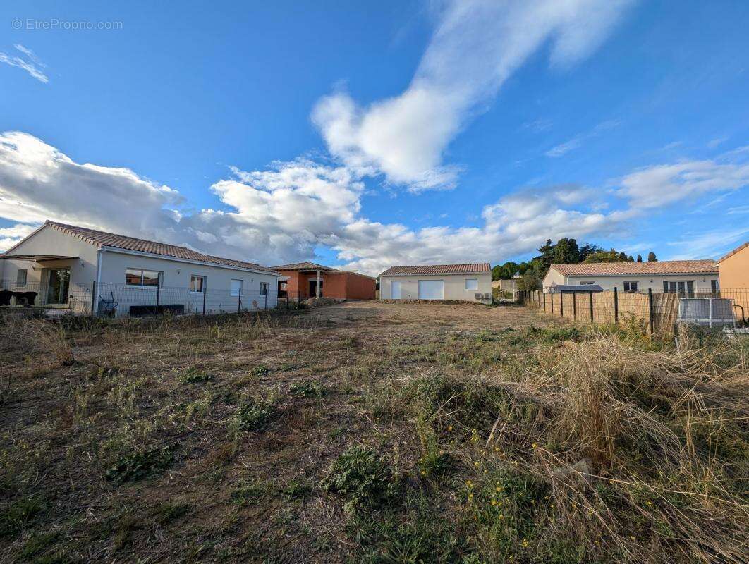 Terrain à POUZOLLES