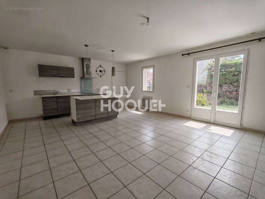 EXCLUSIVITÉ - Charmante maison de plain-pied de 2014 avec 3 chambres et garage à MONTEUX - photo 3