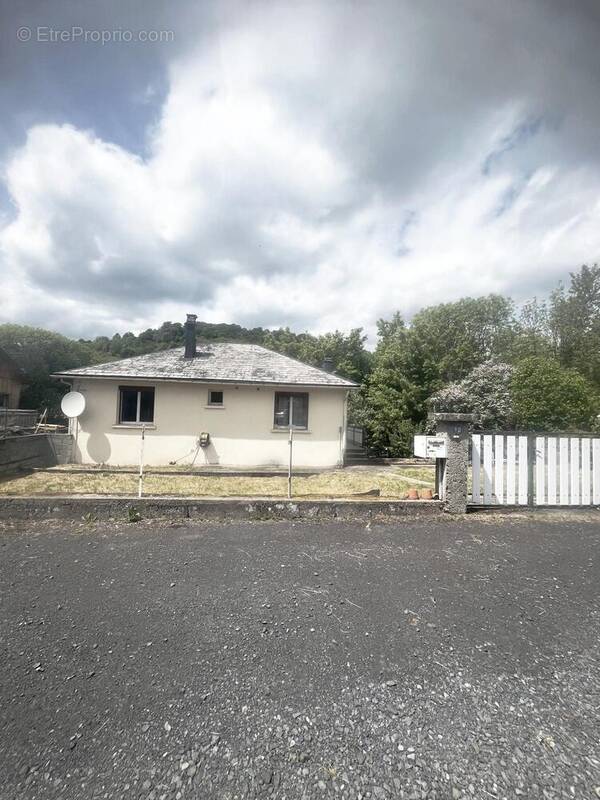 Maison à BESSE-ET-SAINT-ANASTAISE