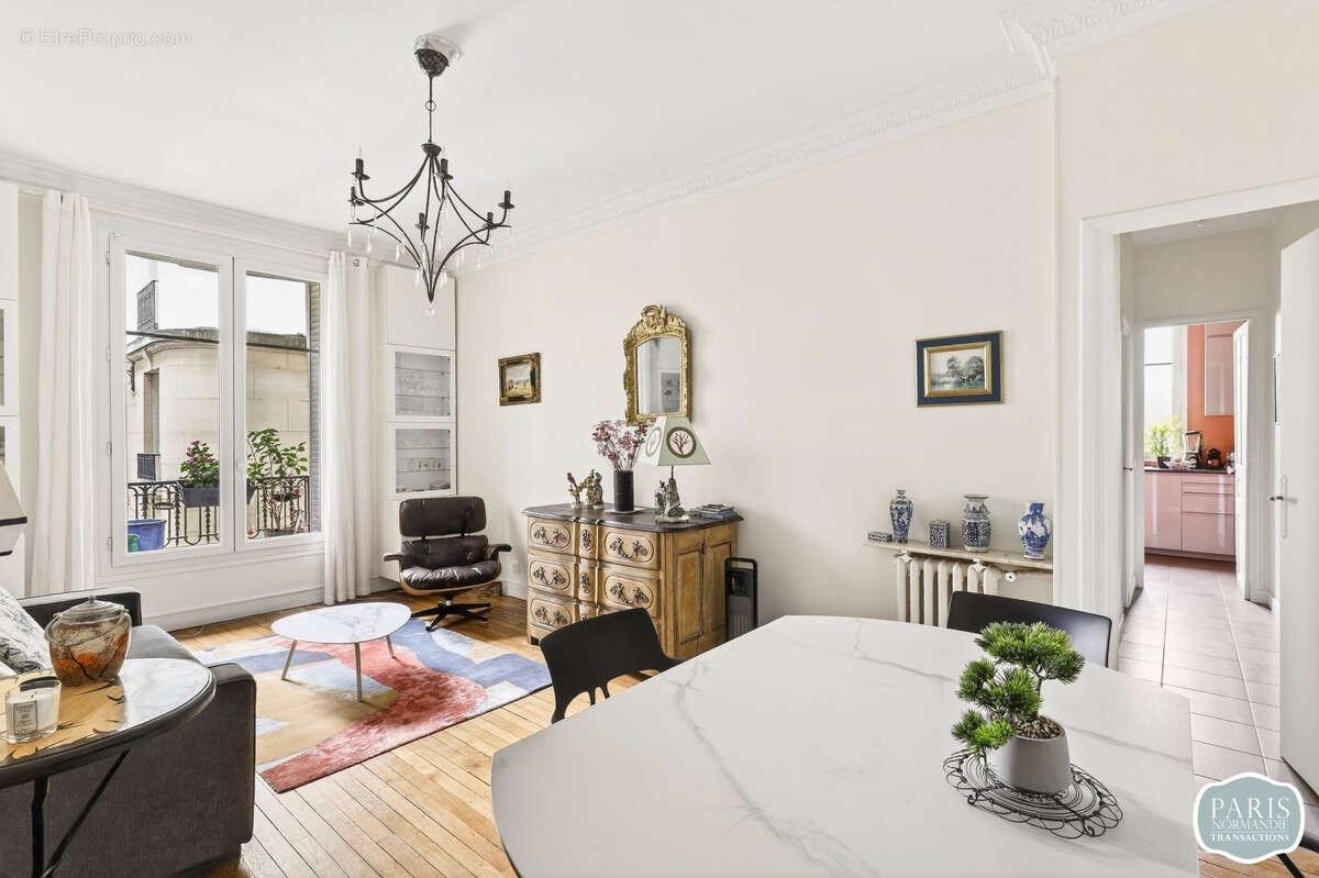 Appartement à PARIS-16E