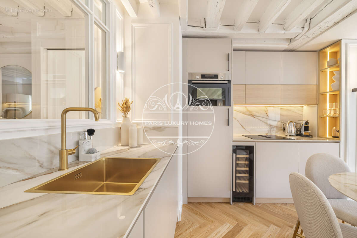 Appartement à PARIS-1E