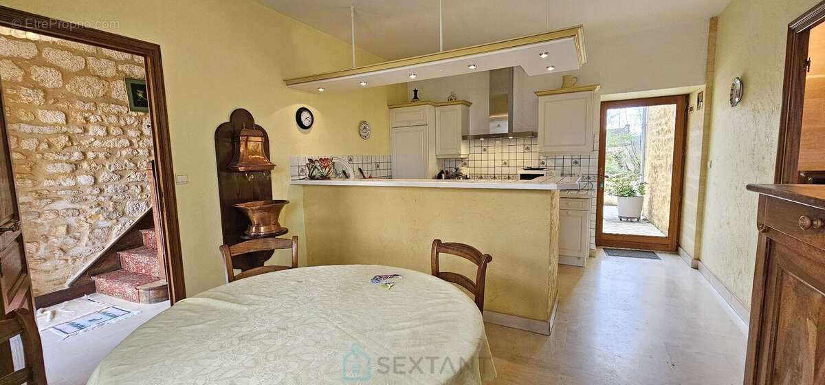 Rare à Domme  Maison de caractère avec 2 appartements, jardin, cave et grand garage - photo 8