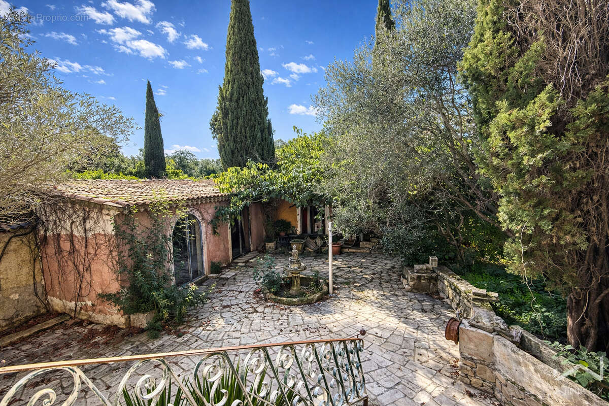 Maison à LA GARDE-ADHEMAR