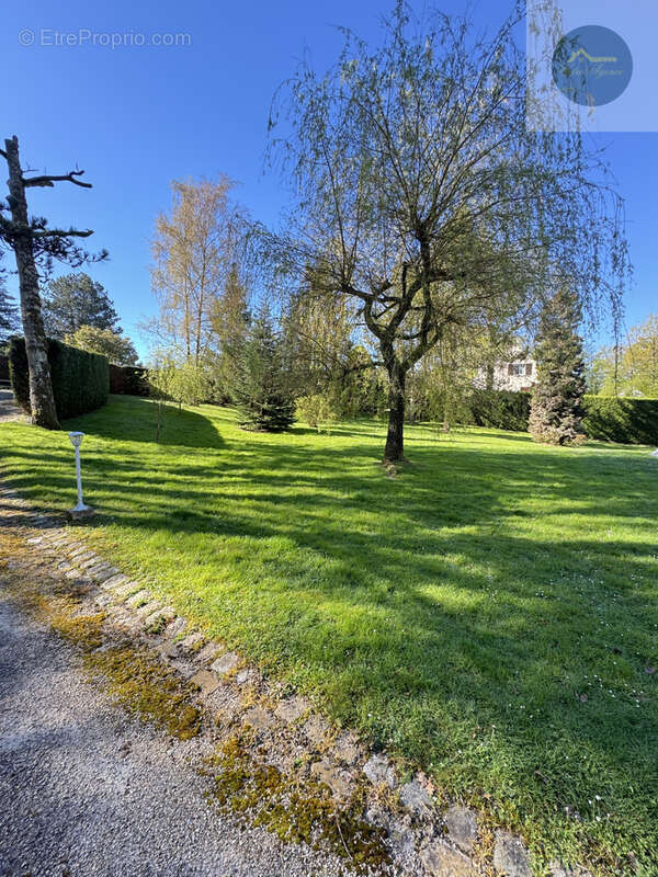 Maison à VAUX-SUR-LUNAIN