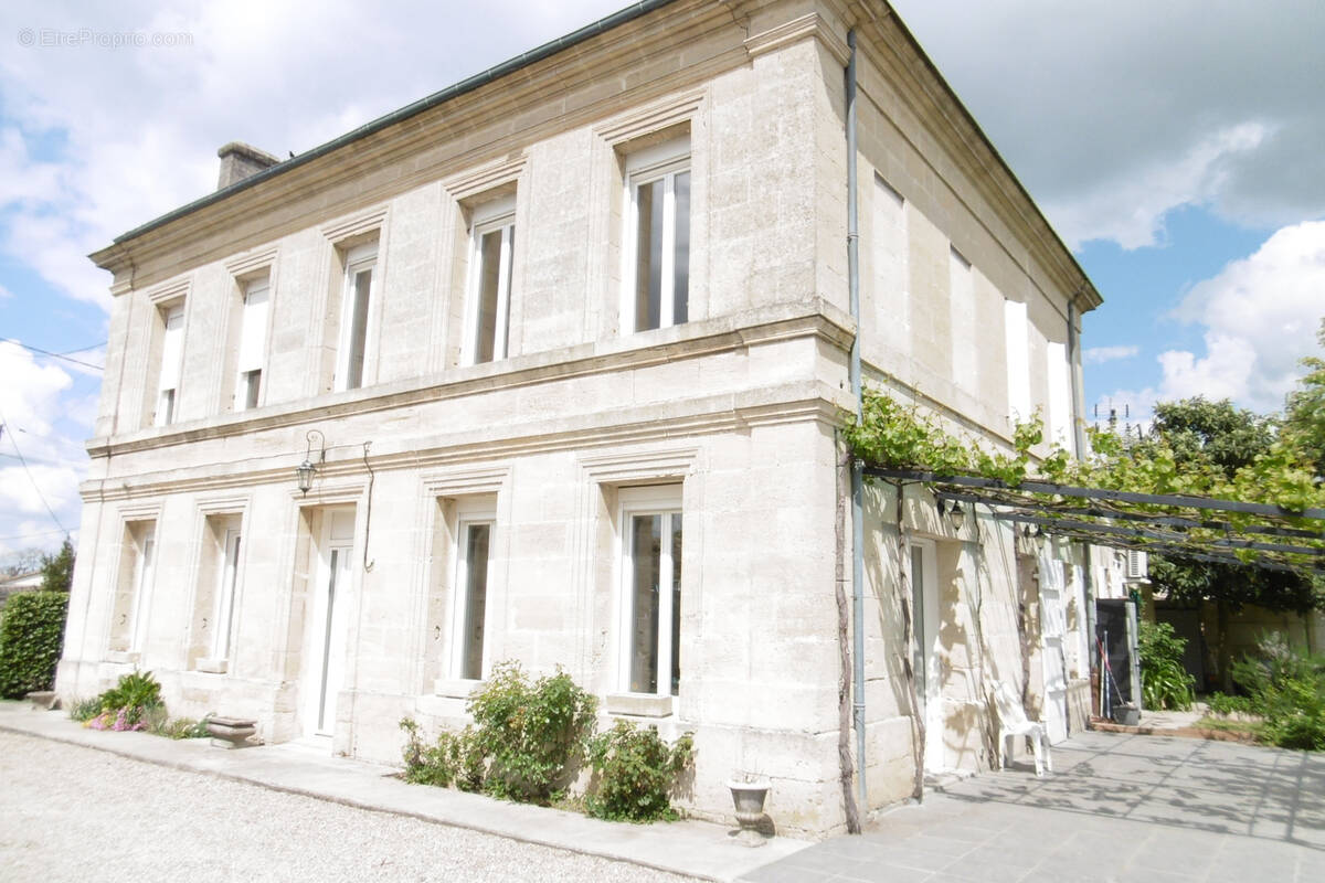 Maison à AMBARES-ET-LAGRAVE