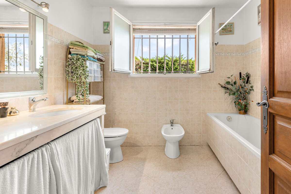Tourrettes-sur-Loup   Maison familiale avec piscine, vue mer et village - photo 17
