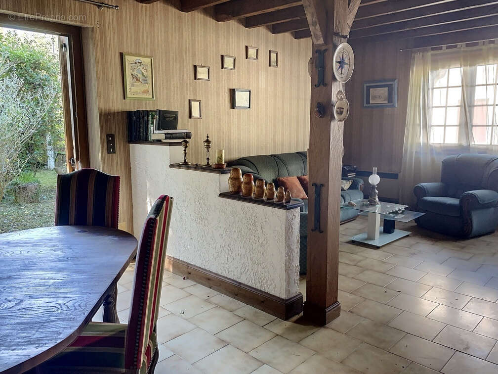 Maison à MANZAC-SUR-VERN