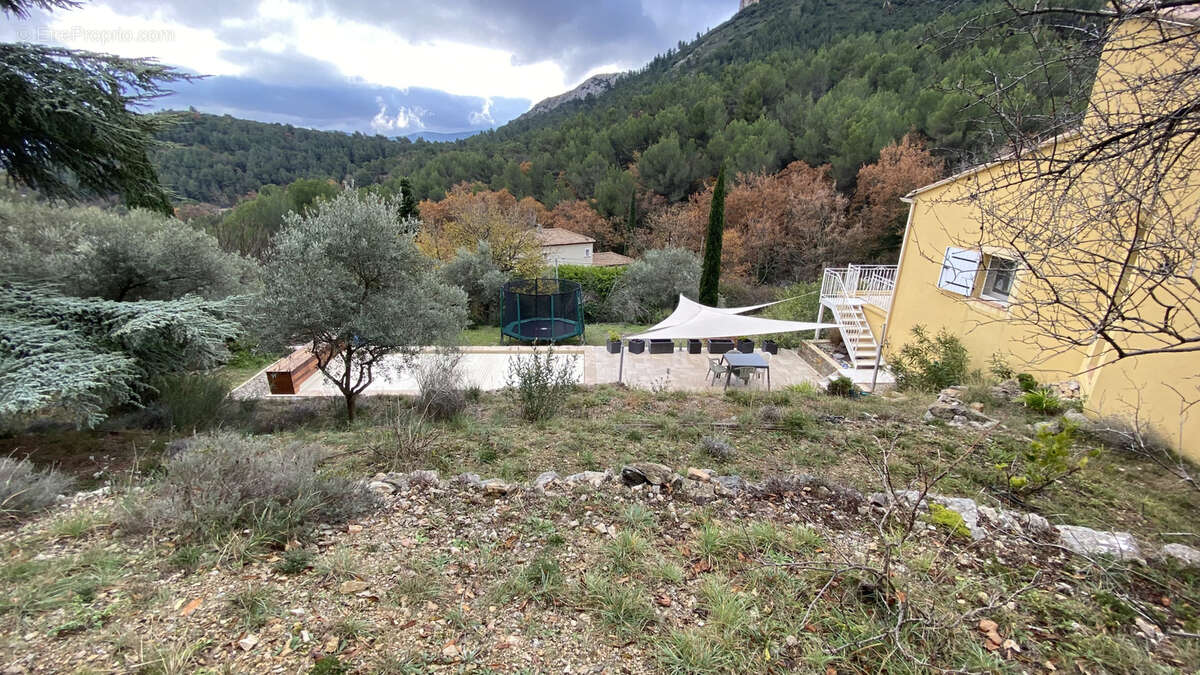 Superbe maison de 150 m2, T5/6, sur un terrain arboré de 4 200 m2 avec dépendance en pierre, piscine et garage - photo 2