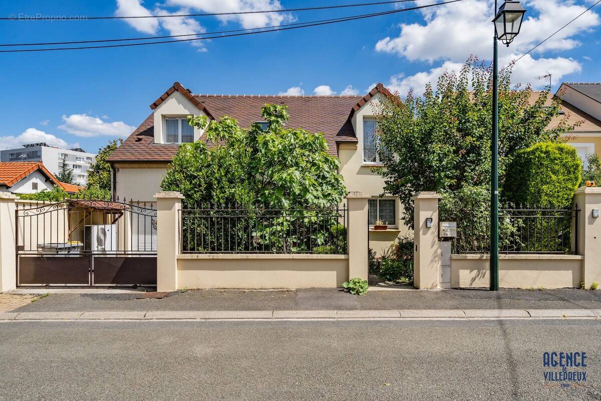 Maison à LES CLAYES-SOUS-BOIS