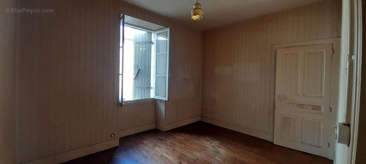 Une piece - Maison à LA COQUILLE