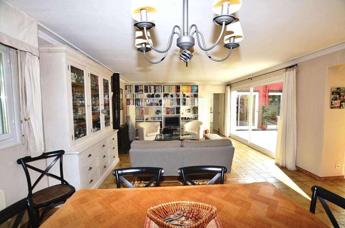 Maison à SAINTE-GENEVIEVE-DES-BOIS