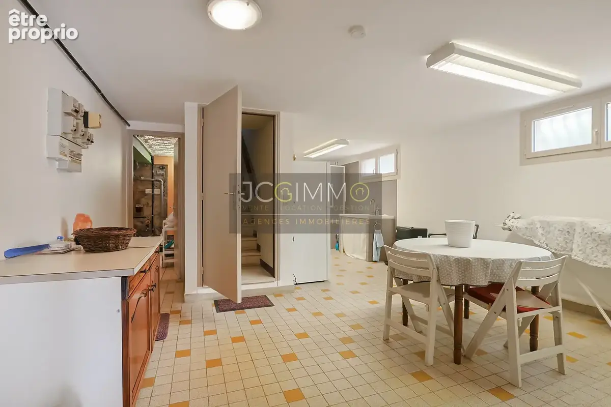 Villa de 318m2 avec deux logements indépendants et fort potentiel ! - photo 26
