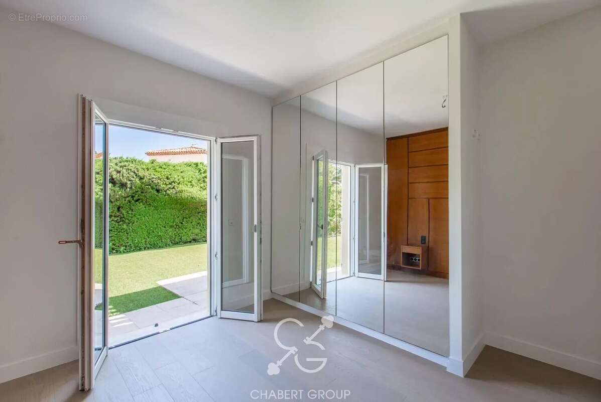 Villefranche-sur-mer - villa - 8 pièces - 200 m² - piscine - terrain de 1 500 m² - terrasses - stationnements - photo 6