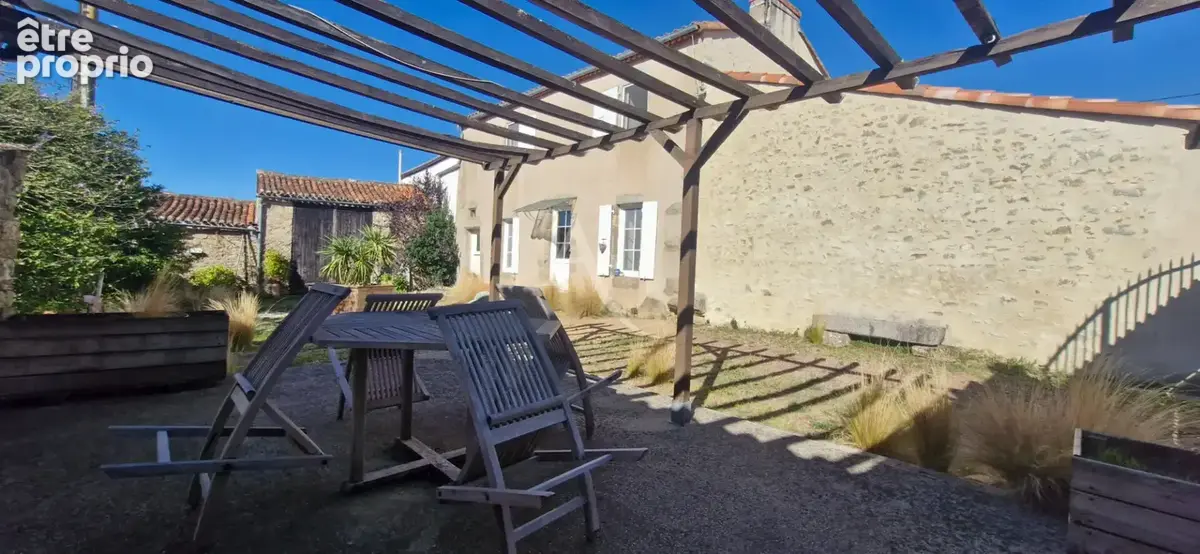 Aubigny les clouzeaux ancien logis + dependances a vendre - photo 1
