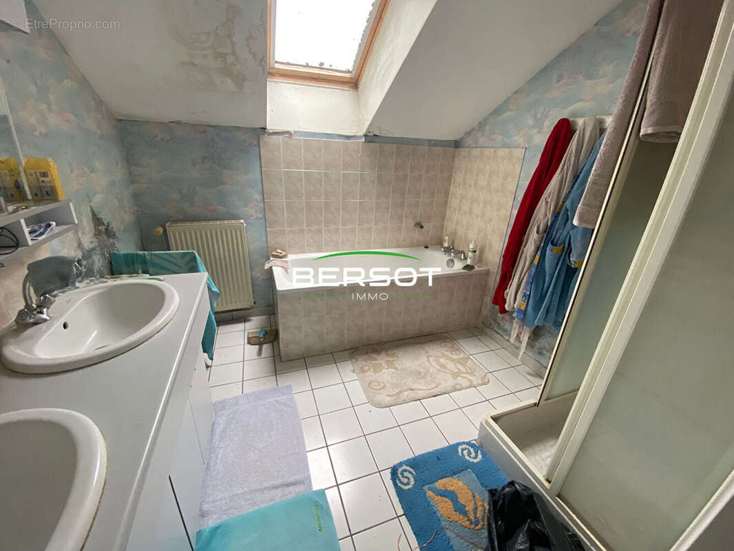 Maison à COMBEAUFONTAINE