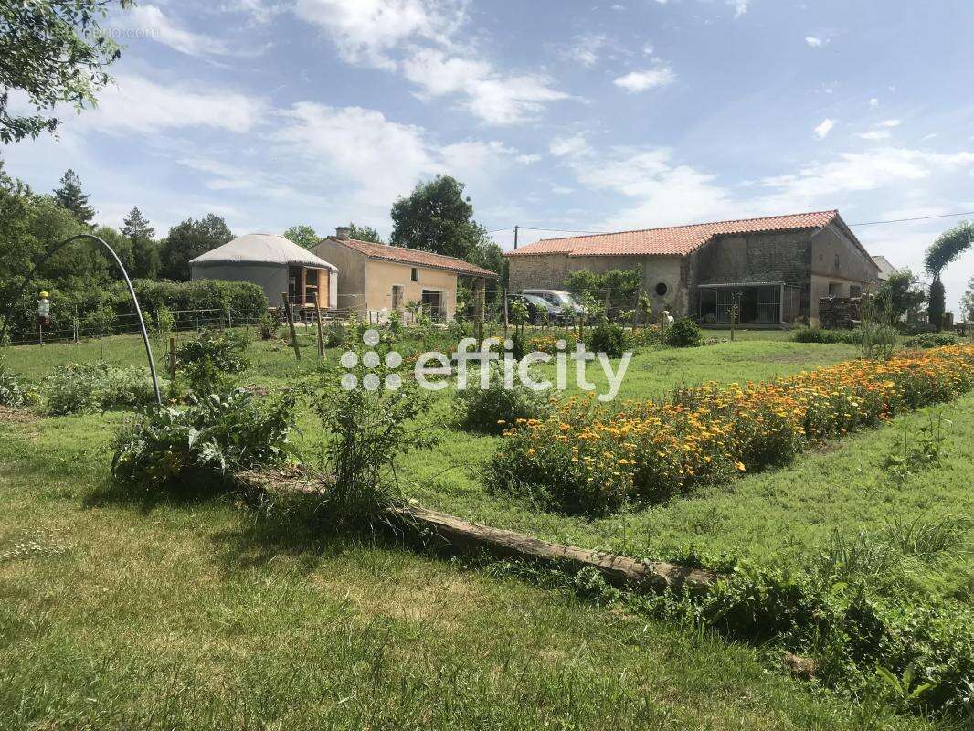 Maison à AUGE-SAINT-MEDARD