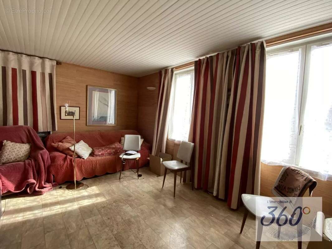 Maison à SAINT-LEGER-SOUS-LA-BUSSIERE