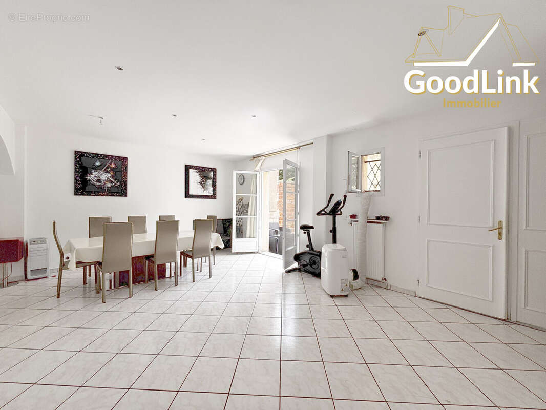 Maison 200 m² à Romainville  - photo 8
