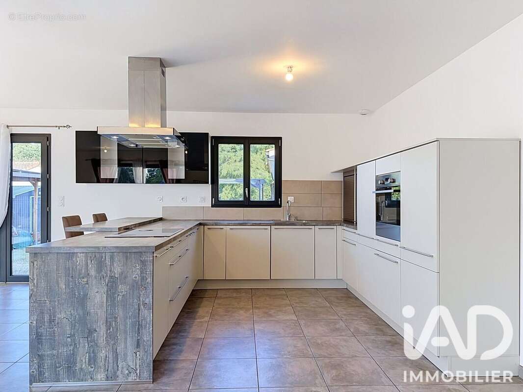Maison 106 m² à Bussac-Foret  - photo 5