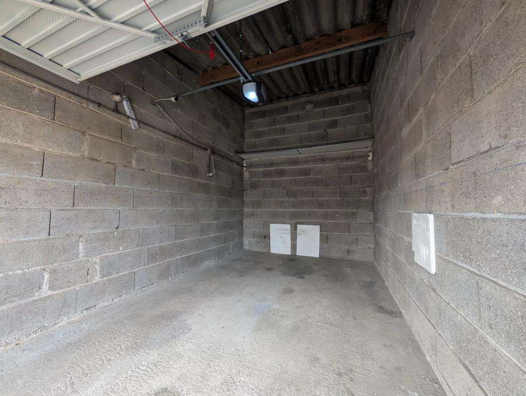 Parking à LES CLAYES-SOUS-BOIS