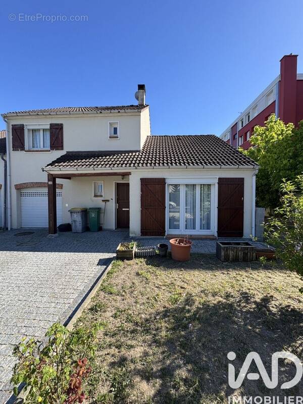 Photo 1 - Maison à SAINT-JEAN-DE-BRAYE