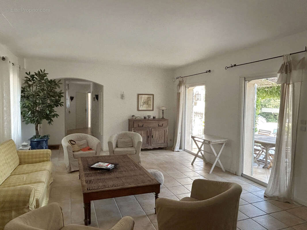 A 3 km d'Uzès, belle bastide sur 4200 m2 de terrain avec piscine. - photo 6