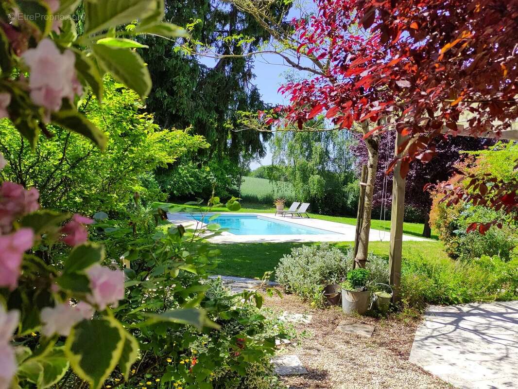 Maison à BAZOGES-EN-PAREDS