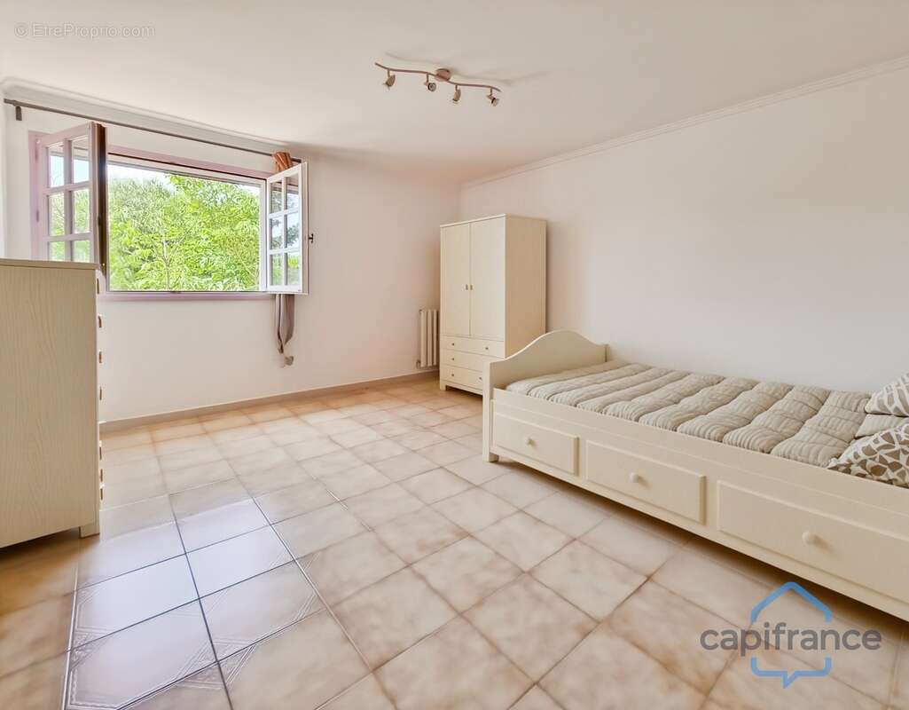 Maison de 212m² avec 6 pièces et une dépendance T2 - Terrain arboré de 800m² - Garage - Restinclières (34160) - photo 14