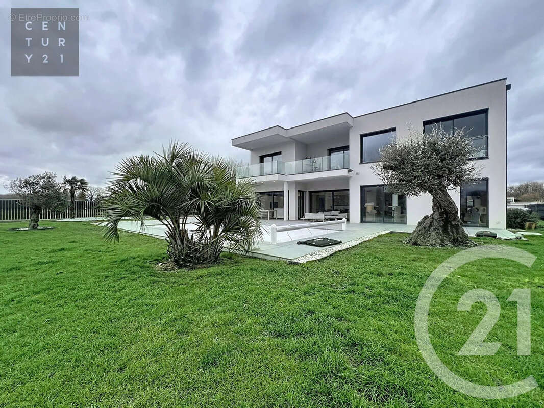 Maison à LA CHAPELLE-SAINT-LUC