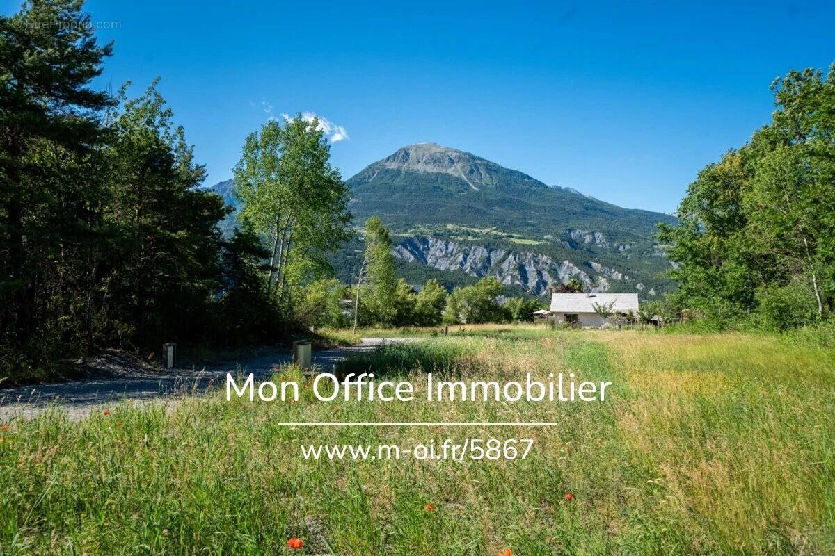 Terrain à CROTS