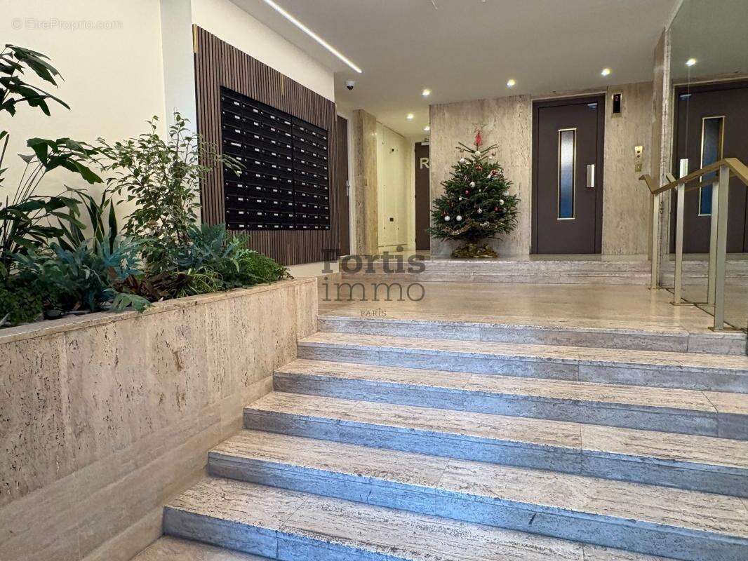 Appartement à PARIS-16E