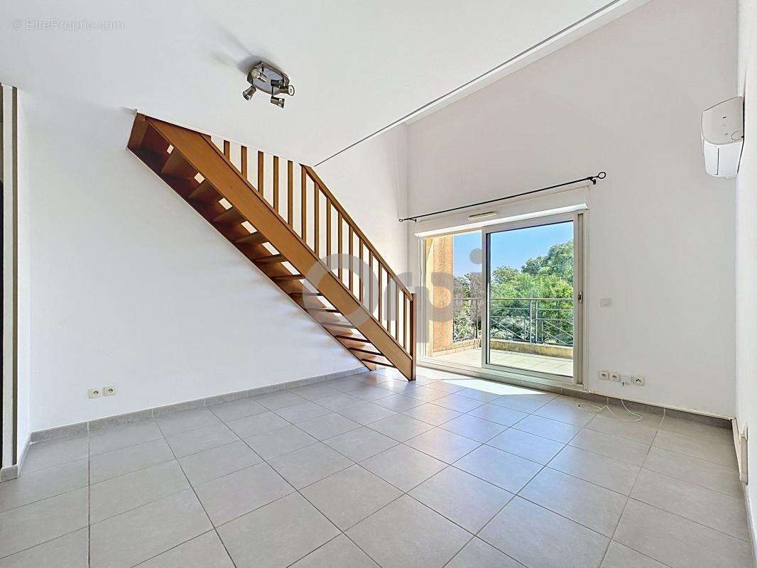 Appartement à ROQUEBRUNE-SUR-ARGENS