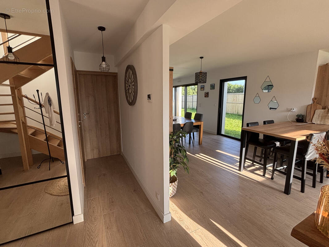 À vendre : Maison contemporaine de 2022, 4 chambres, terrain de 589 m2 - photo 2