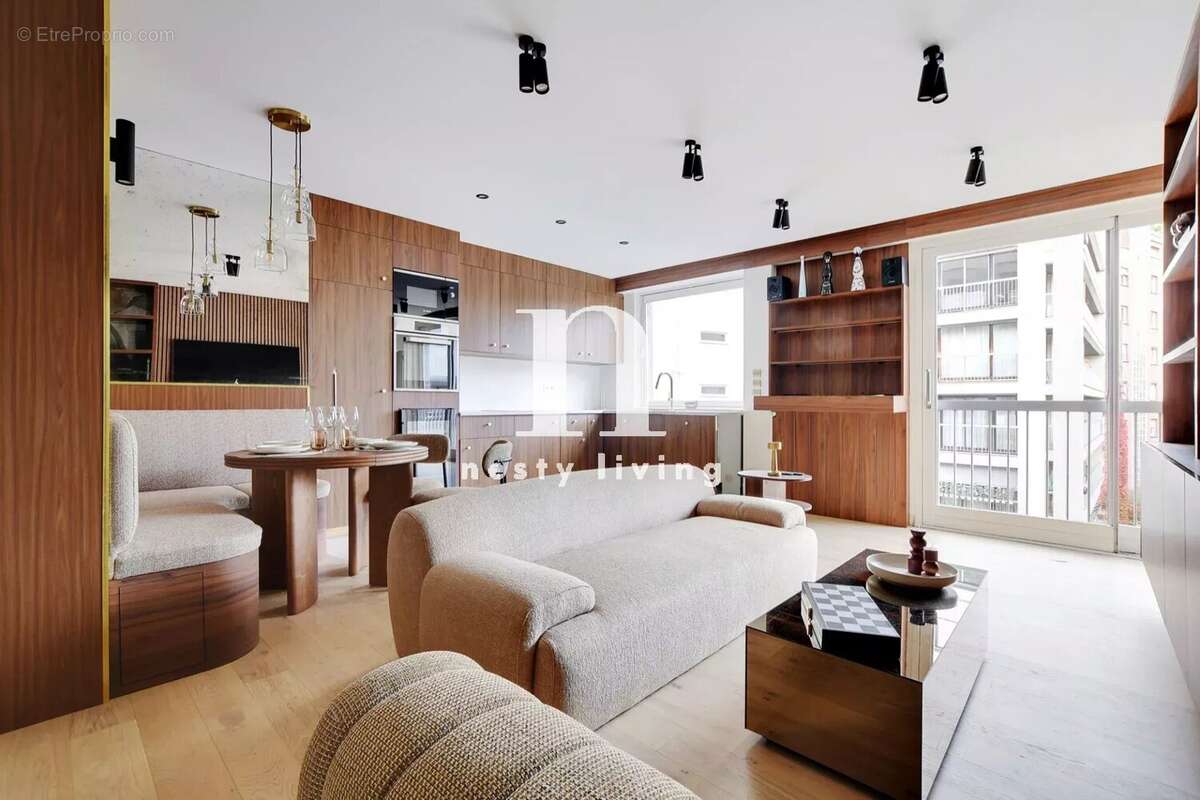 Appartement à PARIS-16E