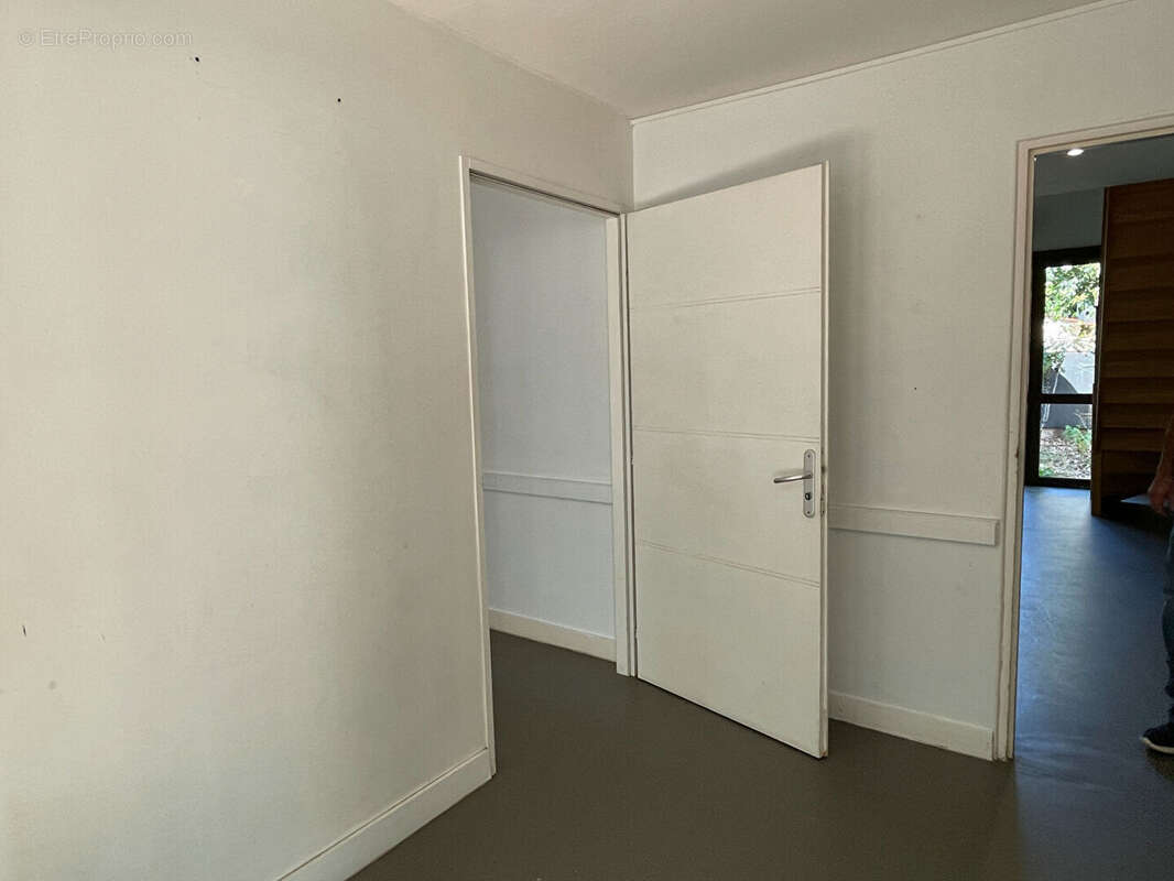 Local Commercial ou habitation - Emplacement de choix en plein centre-village - photo 5