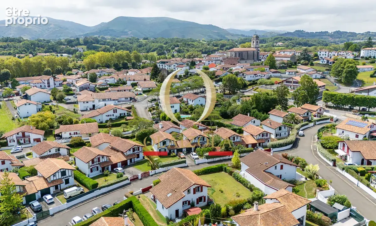 URRUGNE - Maison familiale avec jardin et garage, proche du bourg et des plages - photo 15