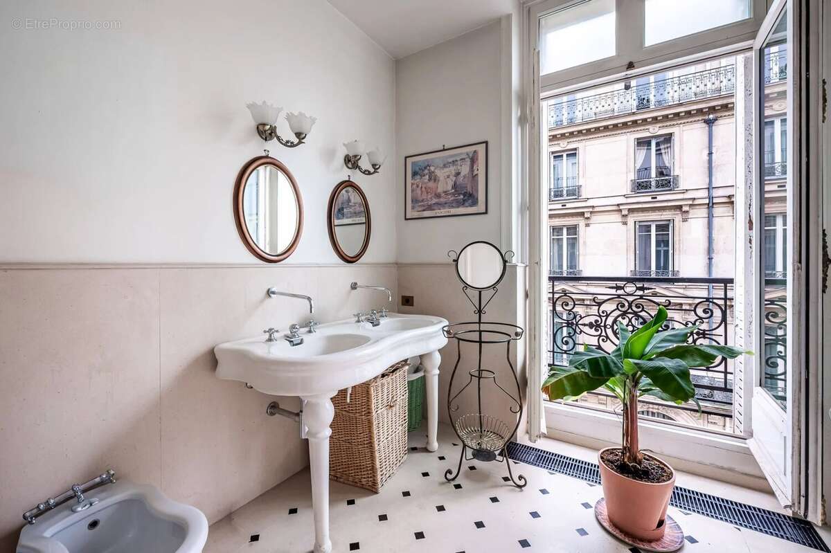 Appartement à PARIS-8E