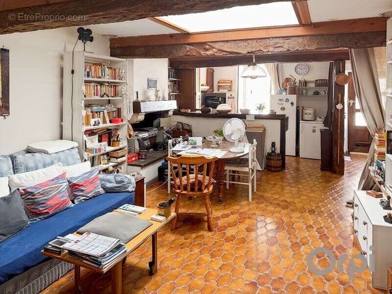 Au centre historique de MIRADOUX, maison de ville de 3 logements - photo 2