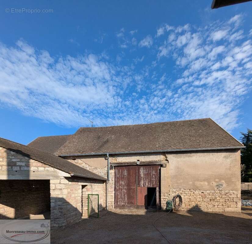 Sevrey, 1ère couronne de Chalon-sur-Saône, longère de 254 m² avec dépendances sur terrain de 5 000 m² - photo 14