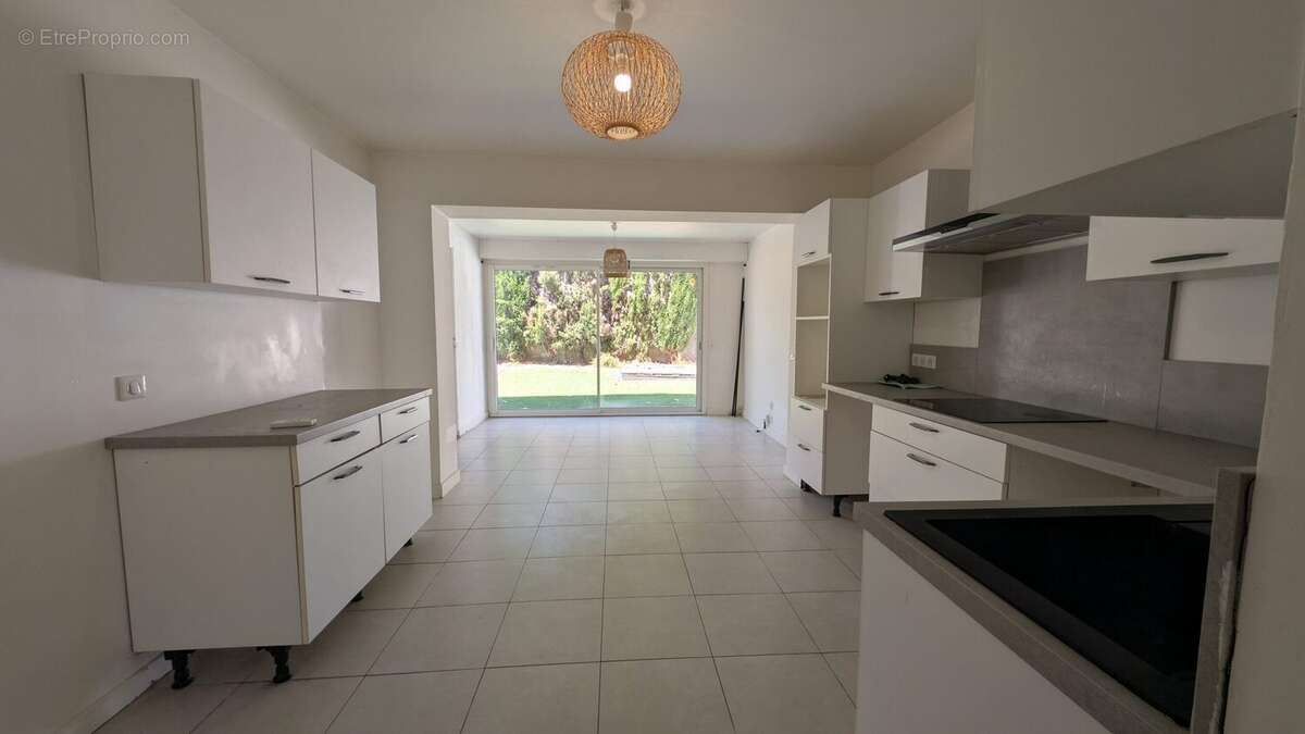 Maison 174 m² à Saint-Clement-De-Riviere  - photo 2