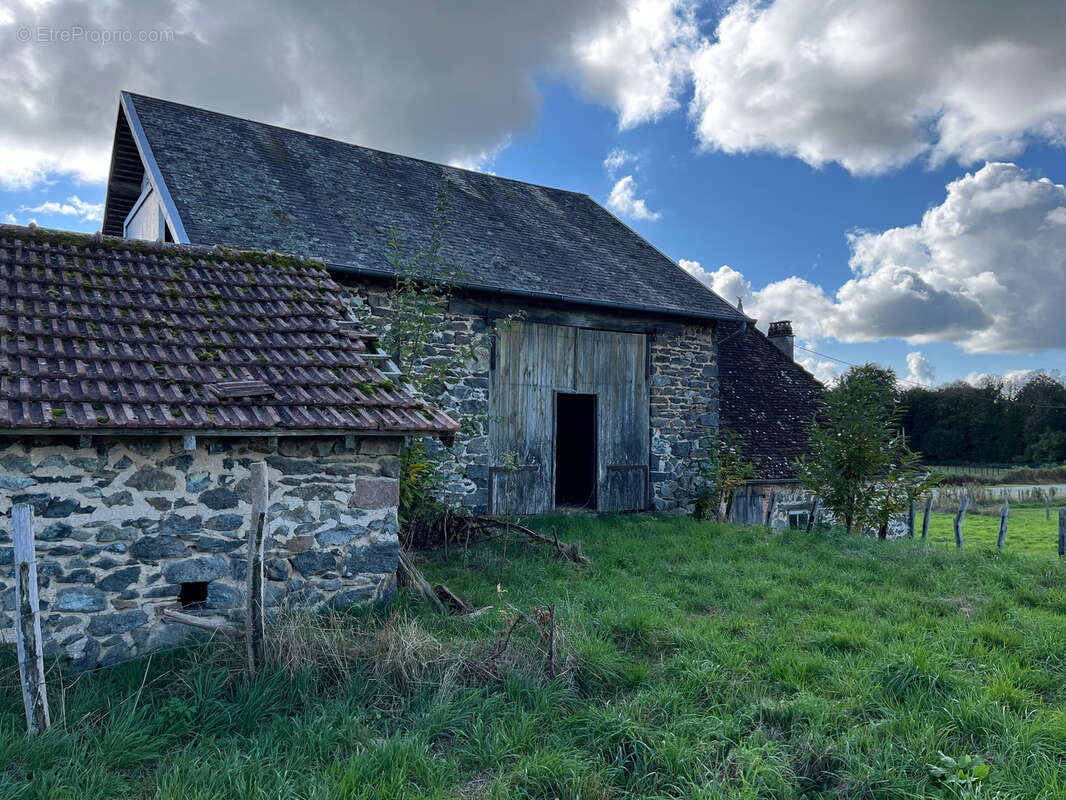 Mi-chemin Brive et Limoges - Belle fermette et dépendances a rénover - photo 17