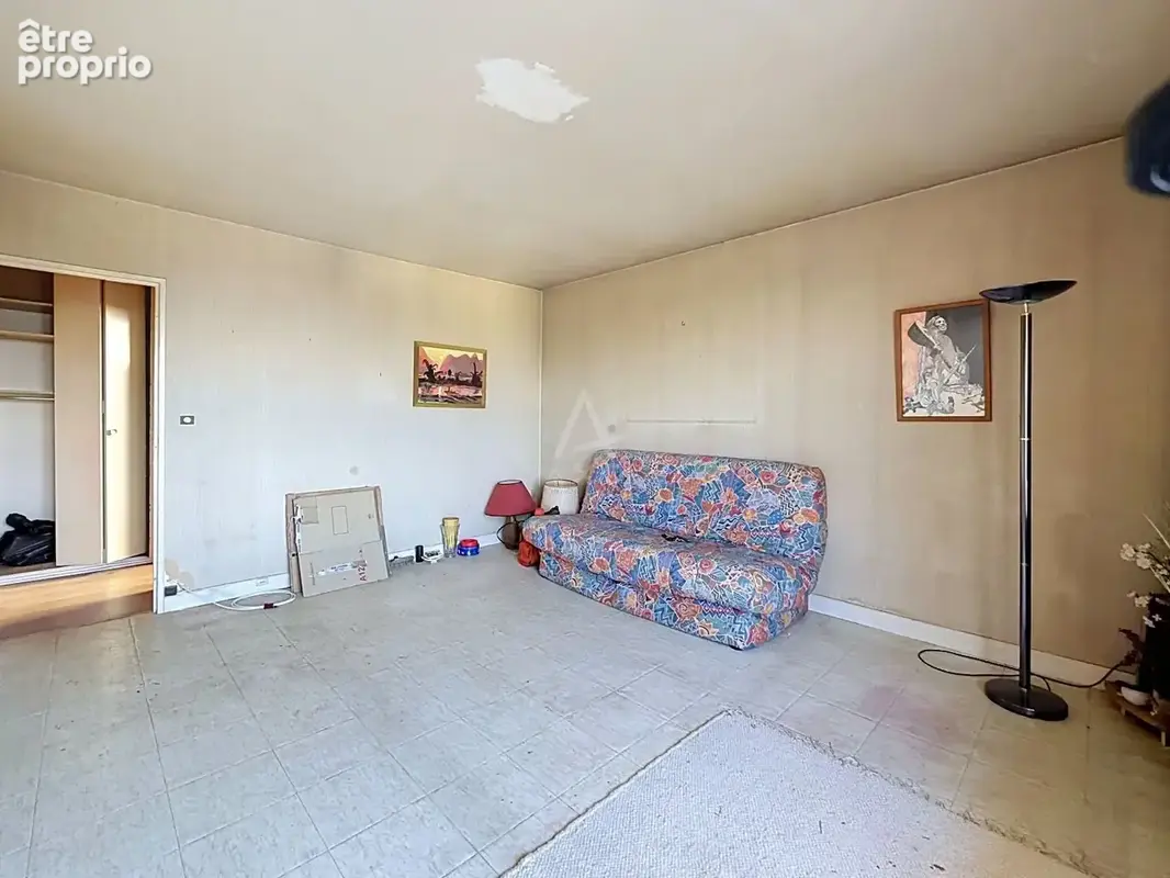 Appartement 3 pièces à rénover  dernier étage, terrasse et vue dégagée - photo 2