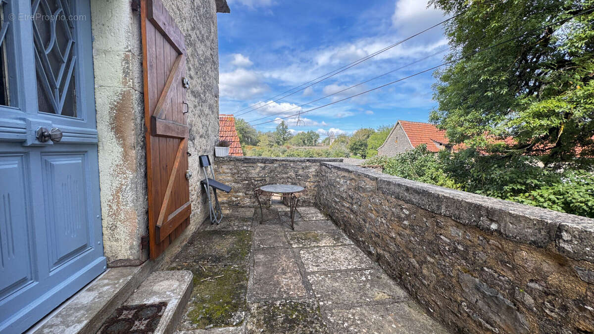 Bel ensemble en pierre dans un hameau - photo 2