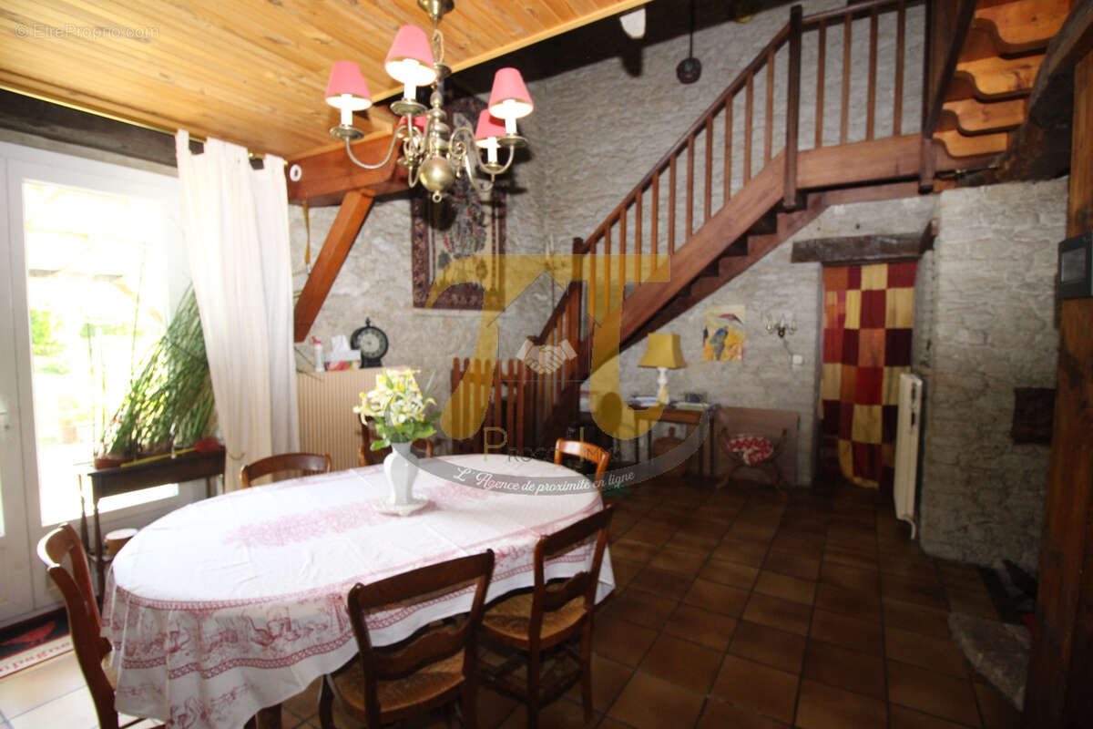 Grande maison en pierre avec piscine , intégrant un gîte 4 places - Par arboré de 2 hectares. - photo 8
