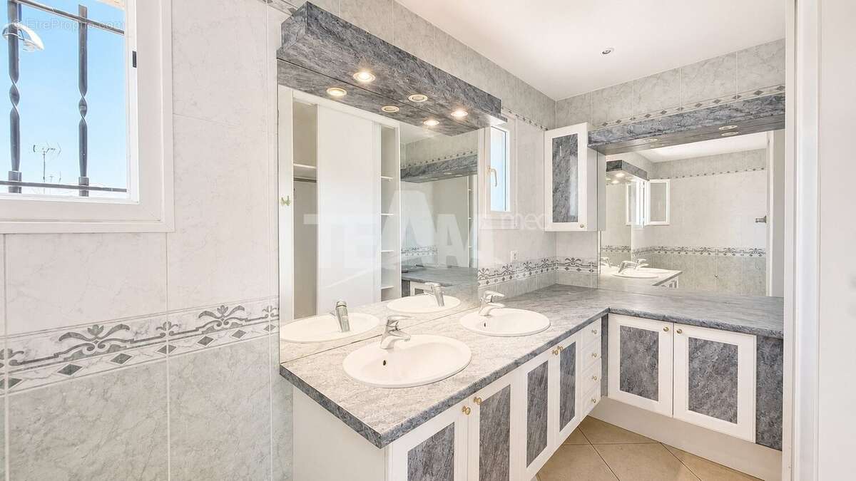 Maison de 330 m² divisé 3 logements - photo 27