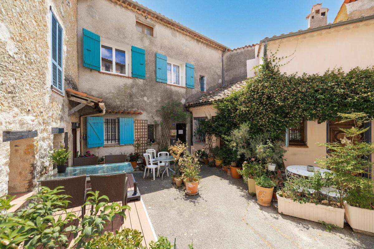 Appartement à CHATEAUNEUF-GRASSE